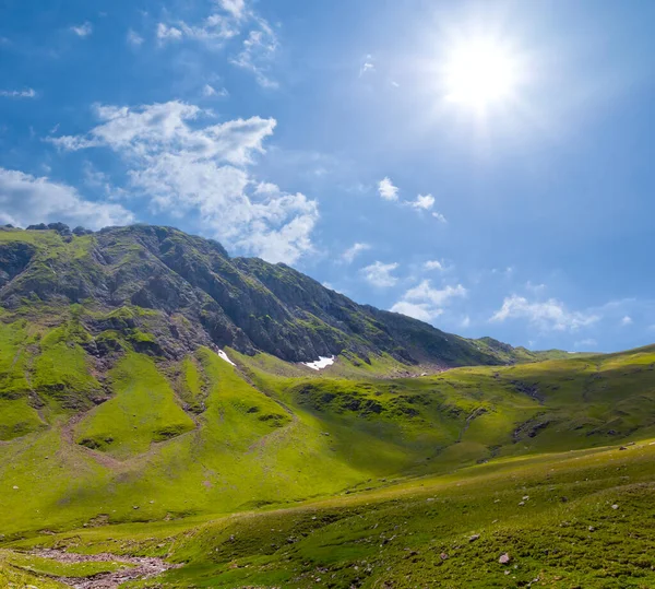 Grüner Bergrücken Unter Glitzernder Sonne — Stockfoto