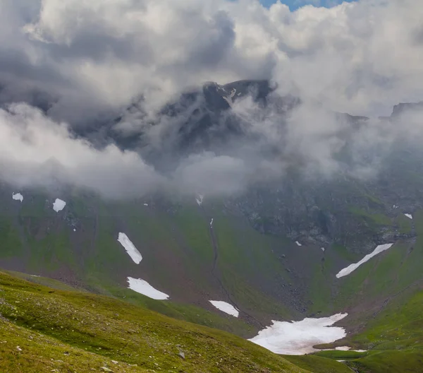 Green Mountain Valley Dense Cumulus Clouds Natural Travel Background — Stockfoto