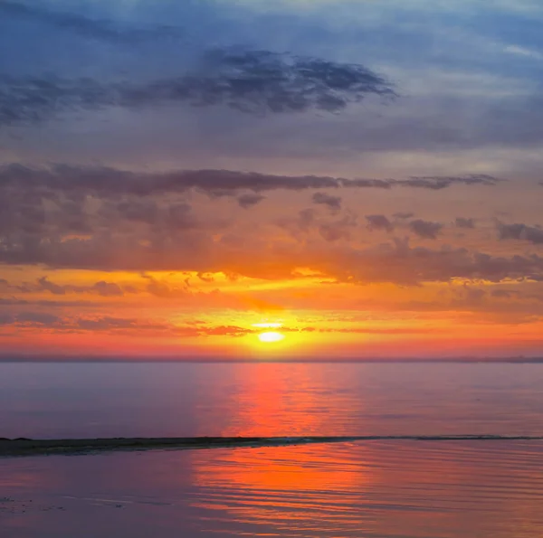 Dramatický Západ Slunce Nad Klidným Mořským Zálivem — Stock fotografie