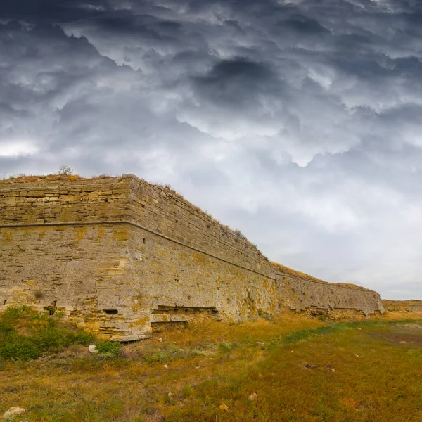 Oldmedieval Fortress Prairie Dense Cloudy Sky — ストック写真