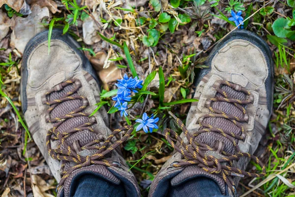 Primer Plano Hombre Pies Botas Estancia Entre Hierba Flores Fondo —  Fotos de Stock