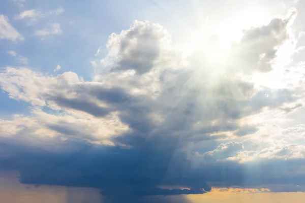 Dramatyczne Niebo Gęstymi Chmurami Cumulus Deszczu — Zdjęcie stockowe