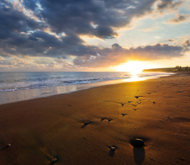 Kumlu sahil dramatik günbatımı, doğal akşam sahnesi