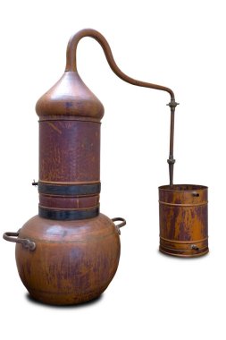 Beyaz arkaplanda izole edilmiş eski otantik bakır ev damıtıcısı