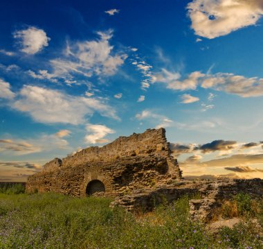 Eski ortaçağ şatosu harabesi, tarihi sahne, açık hava müzesi