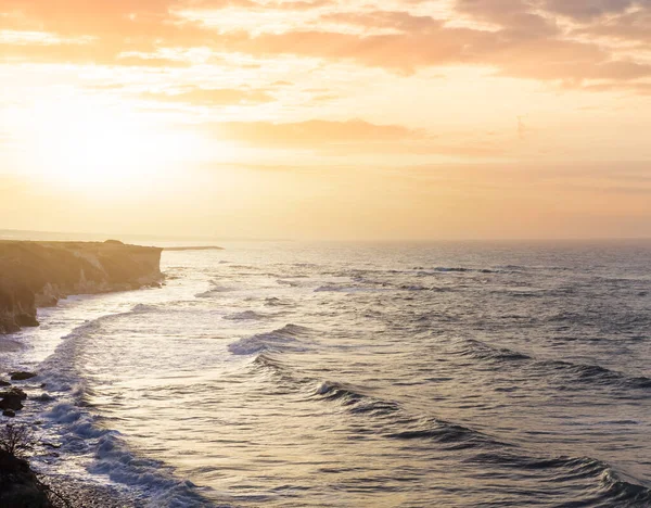 有岩石海岸的海湾 夕阳西下 美丽的自然背景 — 图库照片