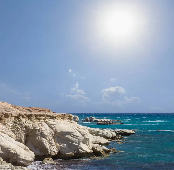 Esmeralda Mar Bahía Rocosa Costo Día Soleado Smmer — Foto de Stock