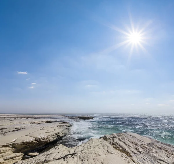 Güneşli Bir Günde Zümrüt Deniz Körfezi Kayalık Maliyet — Stok fotoğraf