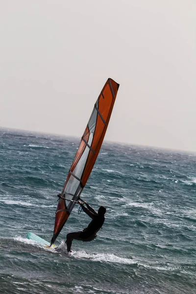Windsurfer Surfeando Viento Las Olas Mar Esmeralda Deporte Acuático Extremo — Foto de Stock