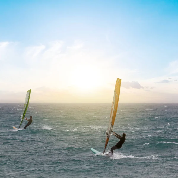 Windsurfer Surfen Wind Smaragd Zee Golven Bij Zonsondergang Extreme Watersport — Stockfoto