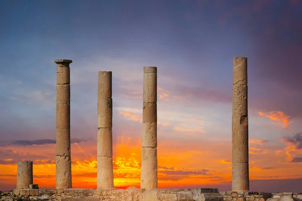 Alte Antike Tempelruine Vor Dramatischem Sonnenuntergang Konzeptionelle Historische Szene Antike — Stockfoto