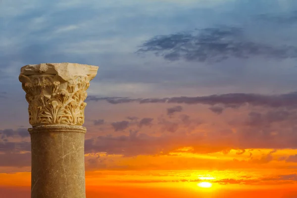 Alte Griechische Säule Bleibt Auf Dramatischem Sonnenuntergang Hintergrund — Stockfoto