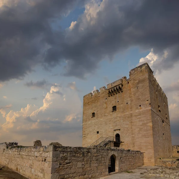 Antigo Castelo Medieval Torre Erguida Céu Nublado Fundo — Fotografia de Stock