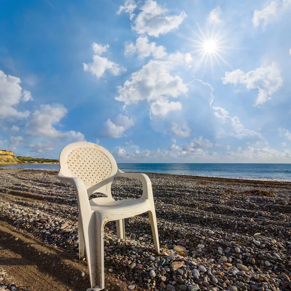 Primer Plano Sillón Playa Arena Mar Día Soleado — Foto de Stock