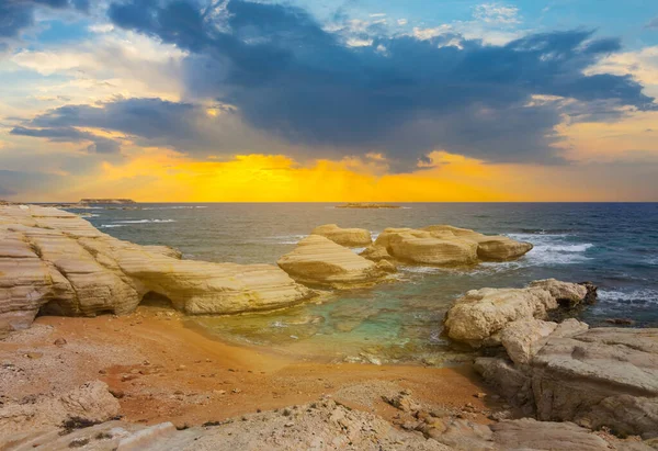 Bela Baía Mar Pedra Esmeralda Pôr Sol Dramático — Fotografia de Stock