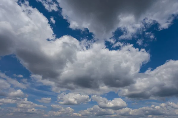Yoğun Kümülüs Bulutlu Mavi Gökyüzü Doğal Gökyüzü Arkaplanı — Stok fotoğraf