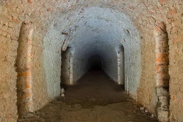 Кирпичный Тоннель Старой Крепости Фоне Средневековой Архитектуры — стоковое фото