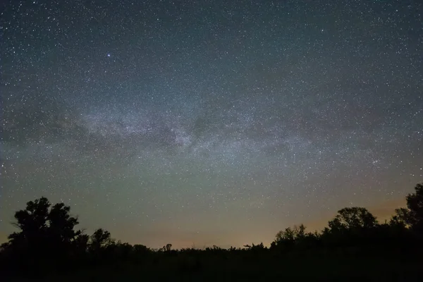 Noche Cielo Estrellado Con Vía Láctea Por Encima Silueta Del —  Fotos de Stock