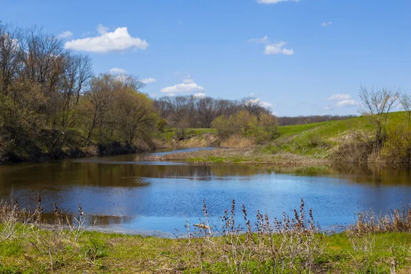 Ruhiger Sommerfluss Zwischen Grünen Hügeln Ländliche Landschaft — Stockfoto