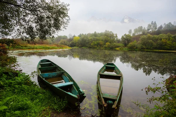 Paar Hölzerne Ruderboote Auf Ruhigem Fluss Ländliche Sommerlandschaft — Stockfoto