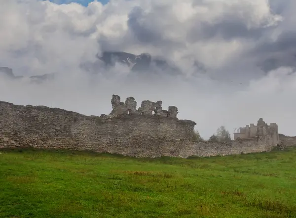 Old Medieval Castle Ruin Green Mountain Valley — Stockfoto