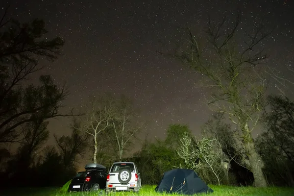 Camping Touristique Voiture Dans Forêt Nocturne Sous Ciel Étoilé Fond — Photo