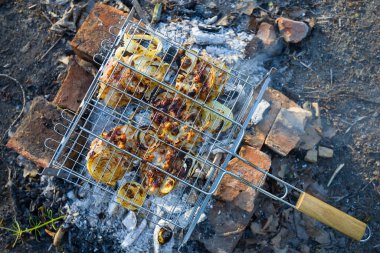 Yakın plan barbekü ateşte hazırlanıyor.