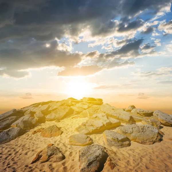 Kamenné Pole Při Dramatickém Západu Slunce Přírodní Opovržení Pozadí — Stock fotografie
