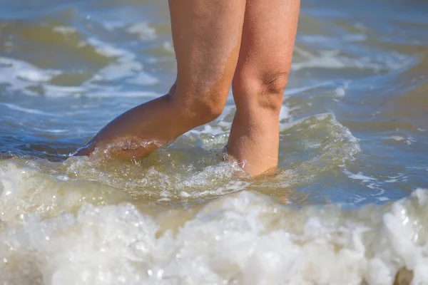 Mujer Caminar Mar Verano Mar Vacaciones Fondo —  Fotos de Stock