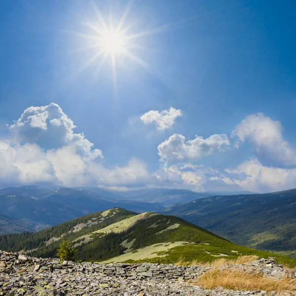 Sıcak Güneşli Bir Günde Dağ Zinciri — Stok fotoğraf