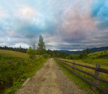Alacakaranlıktaki dağ vadisinde yer yolu