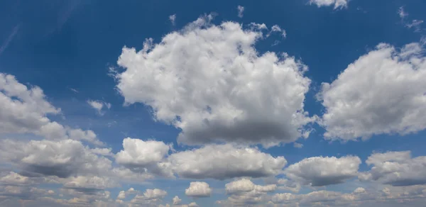 Błękitne Niebo Gęstymi Chmurami Cumulus Naturalne Tło Nieba — Zdjęcie stockowe