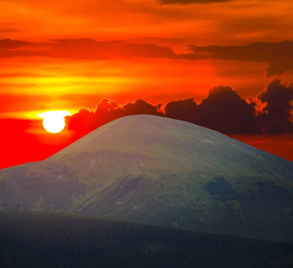 Groen Mount Top Rode Zonsondergang Achtergrond — Stockfoto