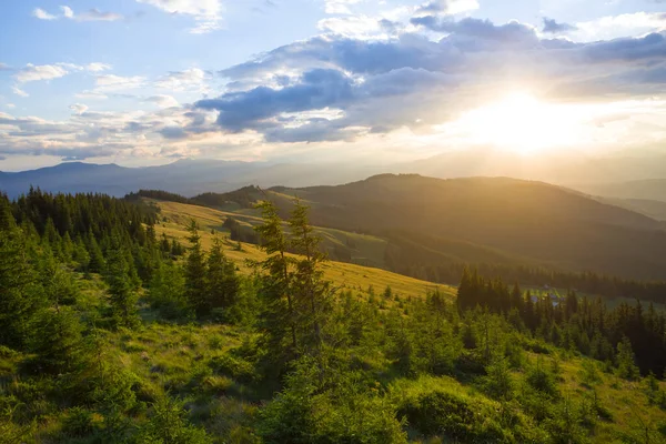 Grünes Gebirgstal Beim Dramatischen Sonnenuntergang Schöner Reisehintergrund — Stockfoto