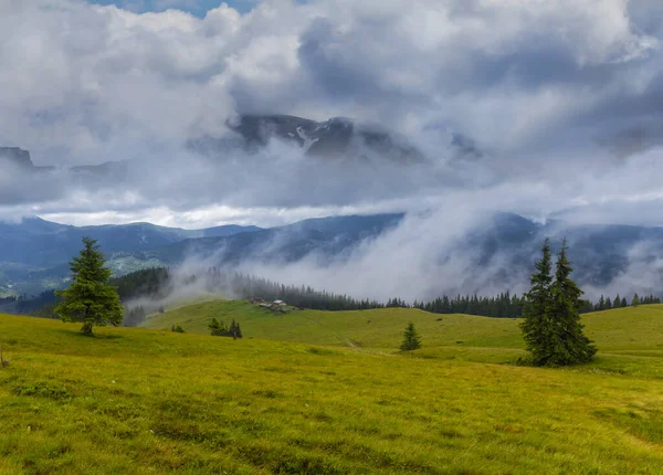 Green Mountain Valley Mist Dense Clouds — Stock Photo, Image