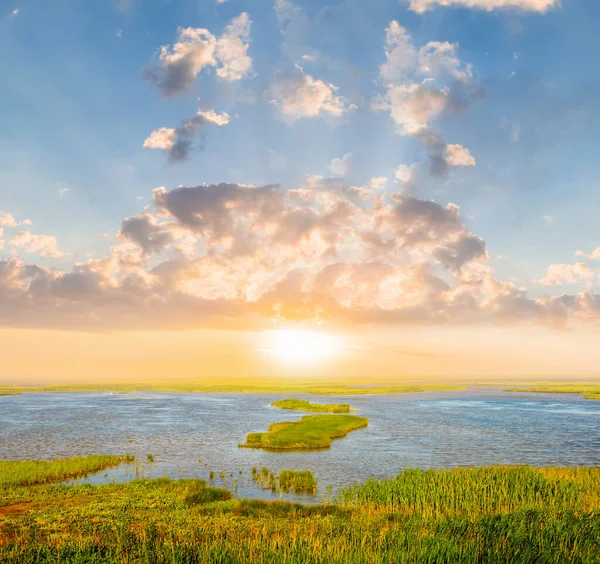 Bright Sunset Small Lake Coast Summer Natural Vacation Background — 스톡 사진