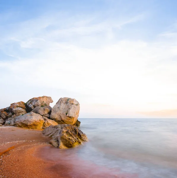 Quiet Sandy Sea Beach Huge Stones Sunset — Stockfoto