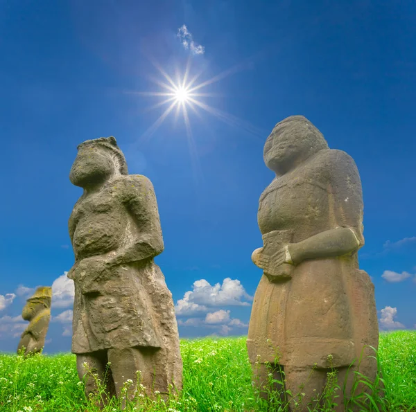 Old Ancient Stony Idols Stay Green Prairies Light Sparkle Sun — ストック写真