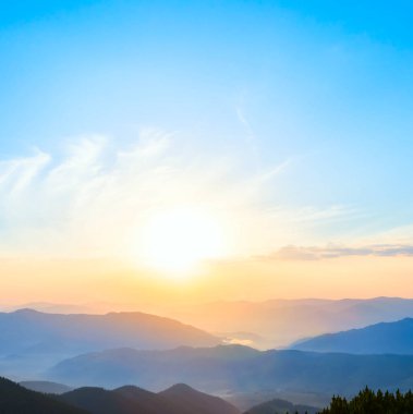 Mavi sisli dağ vadisi sabahın erken saatlerinde, doğal seyahat arka planı