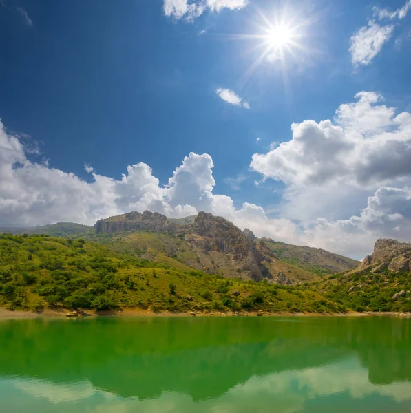 静谧的翡翠湖里 在阳光灿烂的炎热天气里 自然的户外景致 — 图库照片