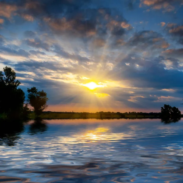 Tranquillo Lago Con Silhouette Forestale Sulla Costa Tramonto Drammatico — Foto Stock