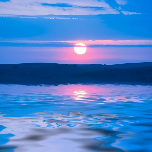 Early Morning Rising Sun Reflected Water Blue Colorized Early Morning 스톡 사진