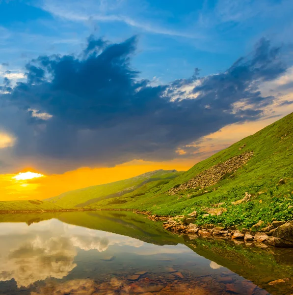 Małe Jezioro Zielonej Górskiej Dolinie Zachodzie Słońca Naturalna Scena Turystyczna — Zdjęcie stockowe