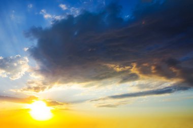 Yoğun bulutlu gökyüzünde dramatik gün batımı, doğal gün batımı arka plan