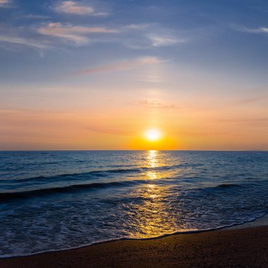 Kumlu zümrüt deniz plajı dramatik günbatımı, yaz tatili arka planı