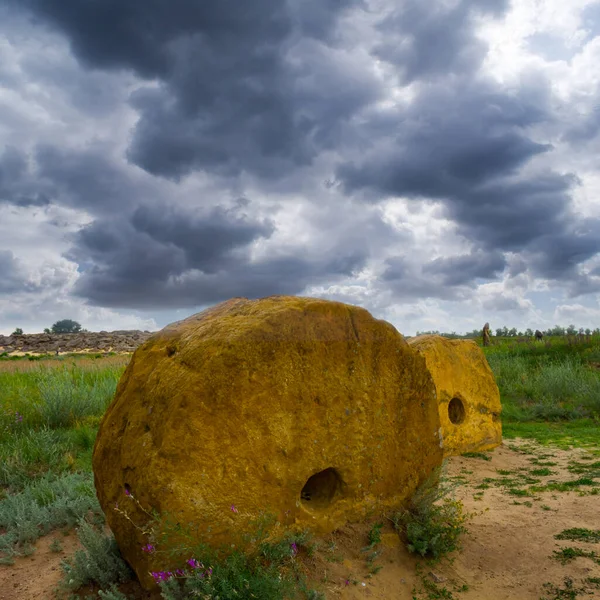 Antica Statua Soggiorno Tra Praterie Verdi Sfondo Archeologia Storica — Foto Stock