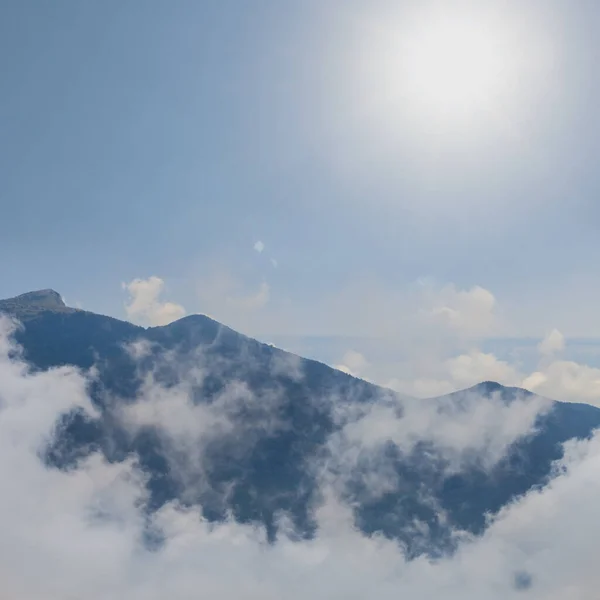 Silhouette Catena Montagna Alla Luce Del Sole Scintillante — Foto Stock