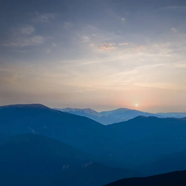 Sabahın Erken Saatlerinde Mavi Sisli Dağ Silueti — Stok fotoğraf