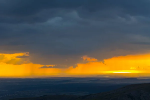 Bergketen Silhouet Onder Dramatische Bewolkte Hemel Bij Schemering — Stockfoto