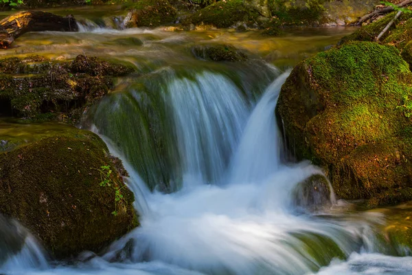 Крупним Планом Блакитний Водоспад Проходить Через Гірський Каньйон — стокове фото